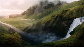 绿色山峦流水风景图片